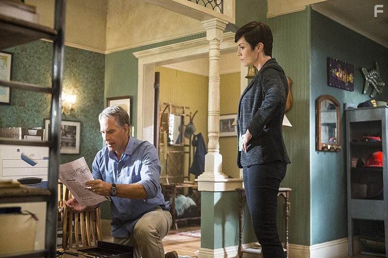 Scott Bakula and Zoe McLellan in Морская полиция: Новый Орлеан (2014)