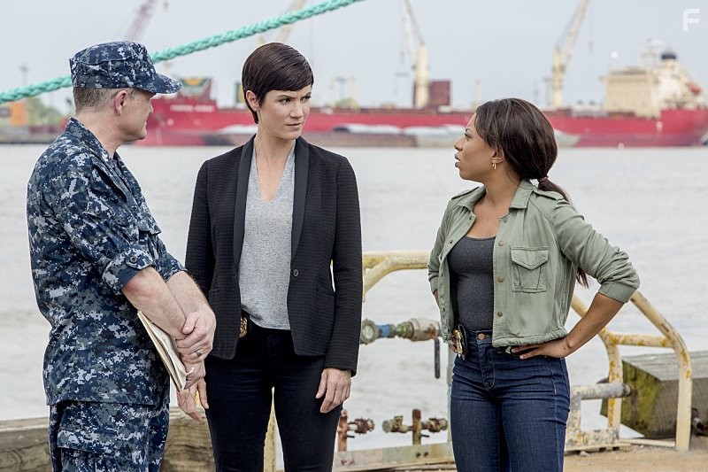 Brett Baker, Zoe McLellan, and Shalita Grant in Морская полиция: Новый Орлеан (2014)