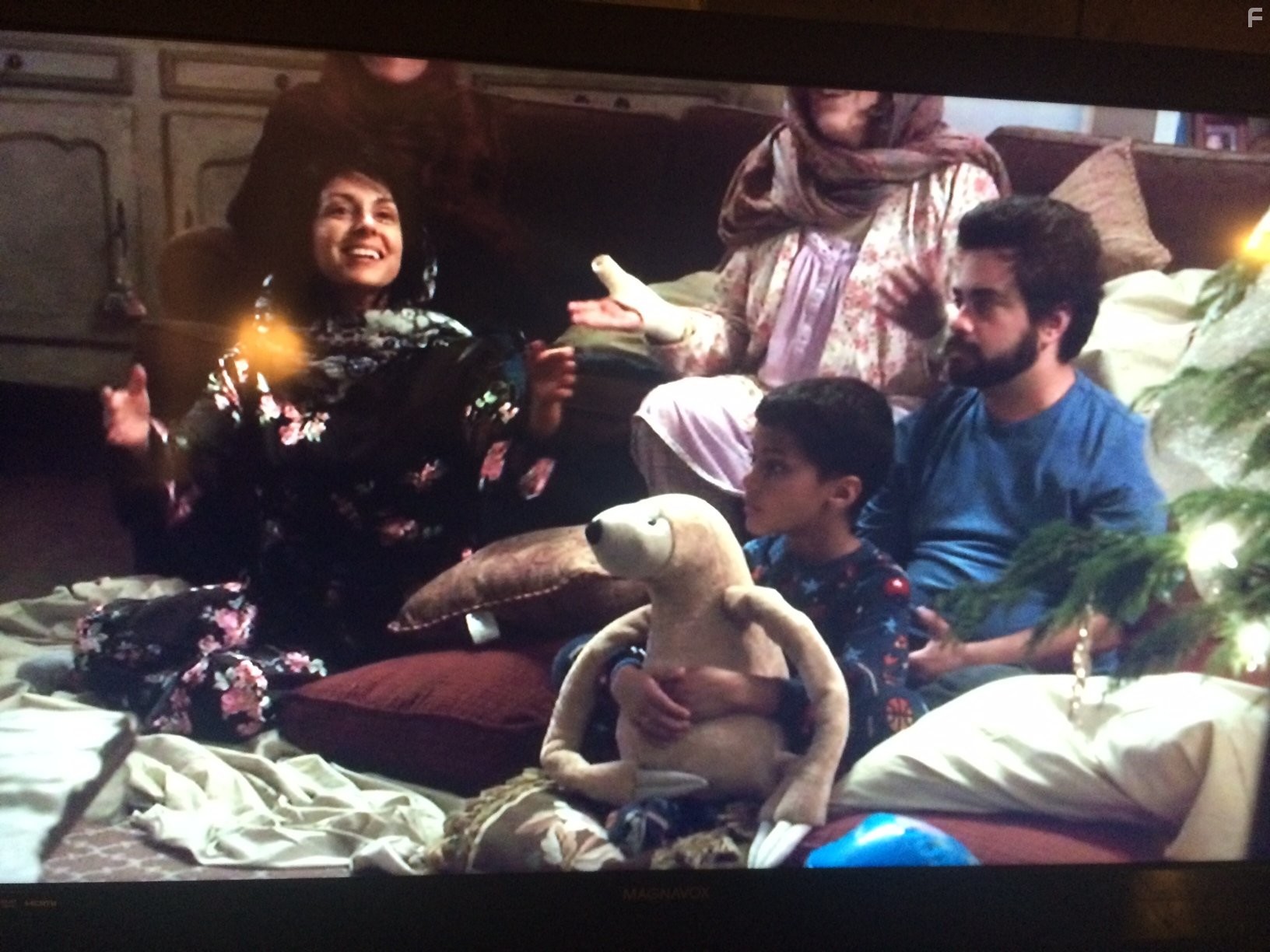 Amir Arison, Parisa Johnston, and Andrea Vida in Это, блин, рождественское чудо (2014)