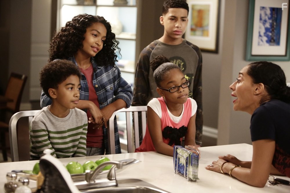 Tracee Ellis Ross, Yara Shahidi, Marcus Scribner, Miles Brown, and Marsai Martin in Чeрноватый (2014)