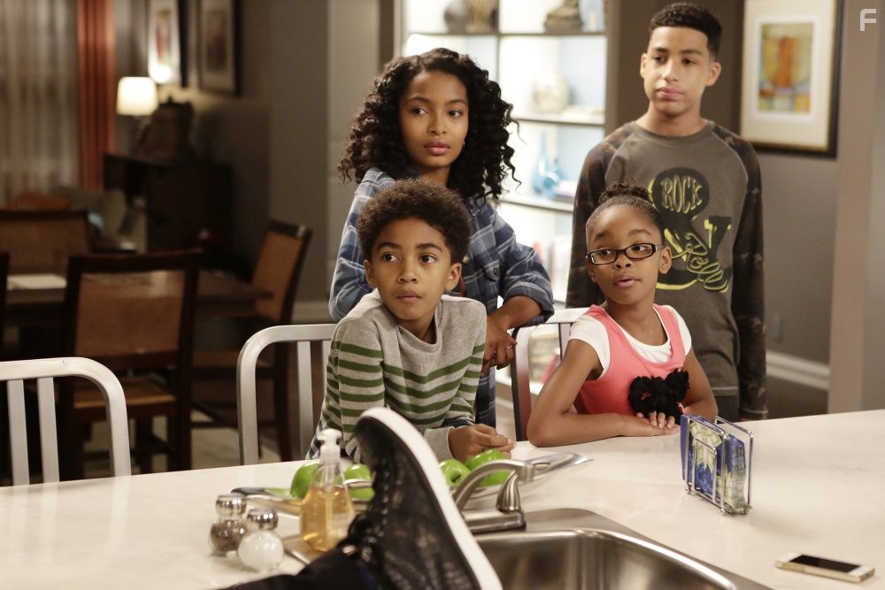 Yara Shahidi, Marcus Scribner, Miles Brown, and Marsai Martin in Чeрноватый (2014)