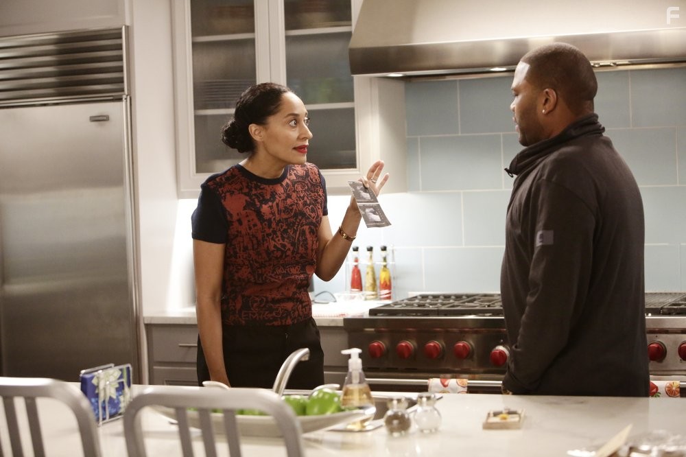 Anthony Anderson and Tracee Ellis Ross in Чeрноватый (2014)