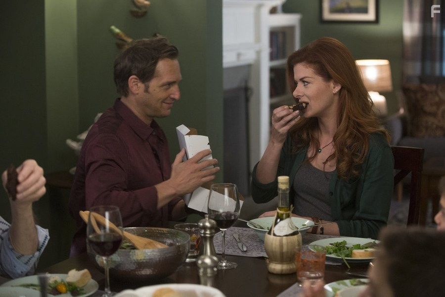 Debra Messing and Josh Lucas in Расследования Лоры (2014)