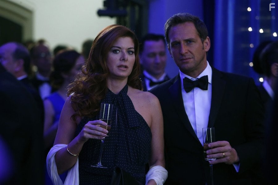 Debra Messing and Josh Lucas in Расследования Лоры (2014)