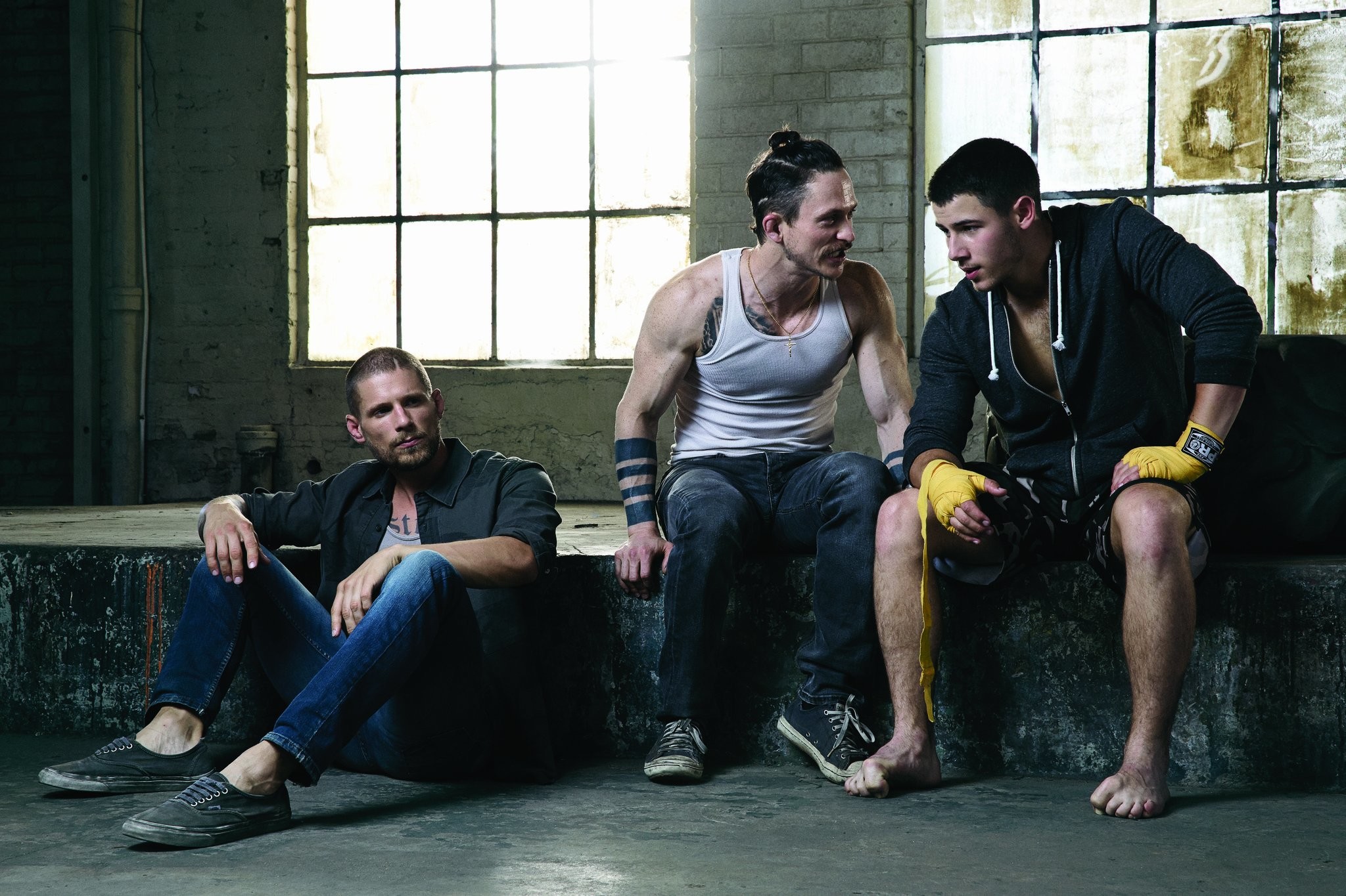 Jonathan Tucker, Nick Jonas, and Matt Lauria in Королевство (2014)