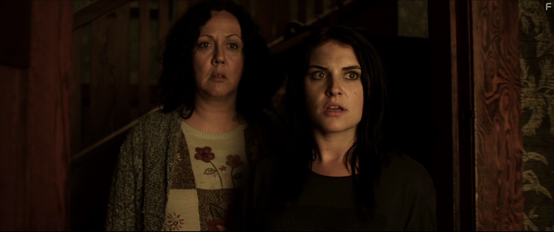 Rima Te Wiata and Morgana O'Reilly in Привязанные к дому (2014)