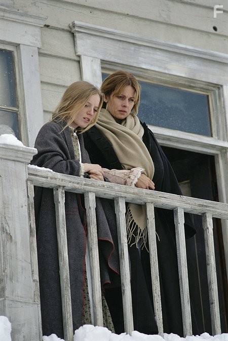 Nastassja Kinski and Sarah Polley in Золотая пыль (2000)