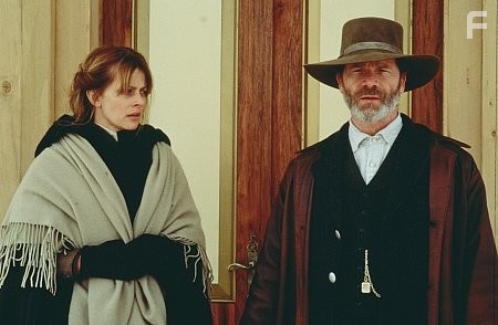 Nastassja Kinski and Peter Mullan in Золотая пыль (2000)