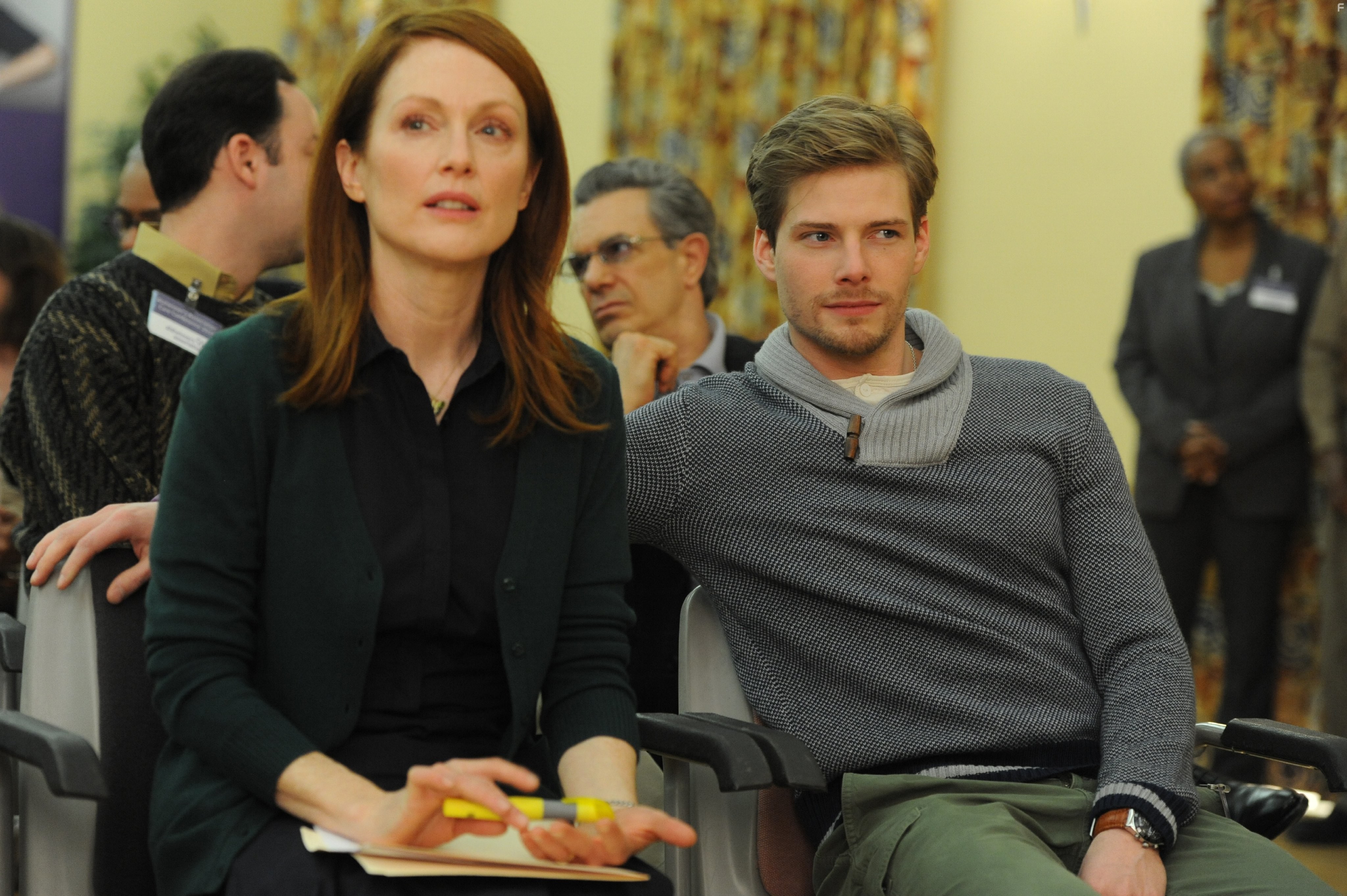 Julianne Moore and Hunter Parrish in Все еще Элис (2014)