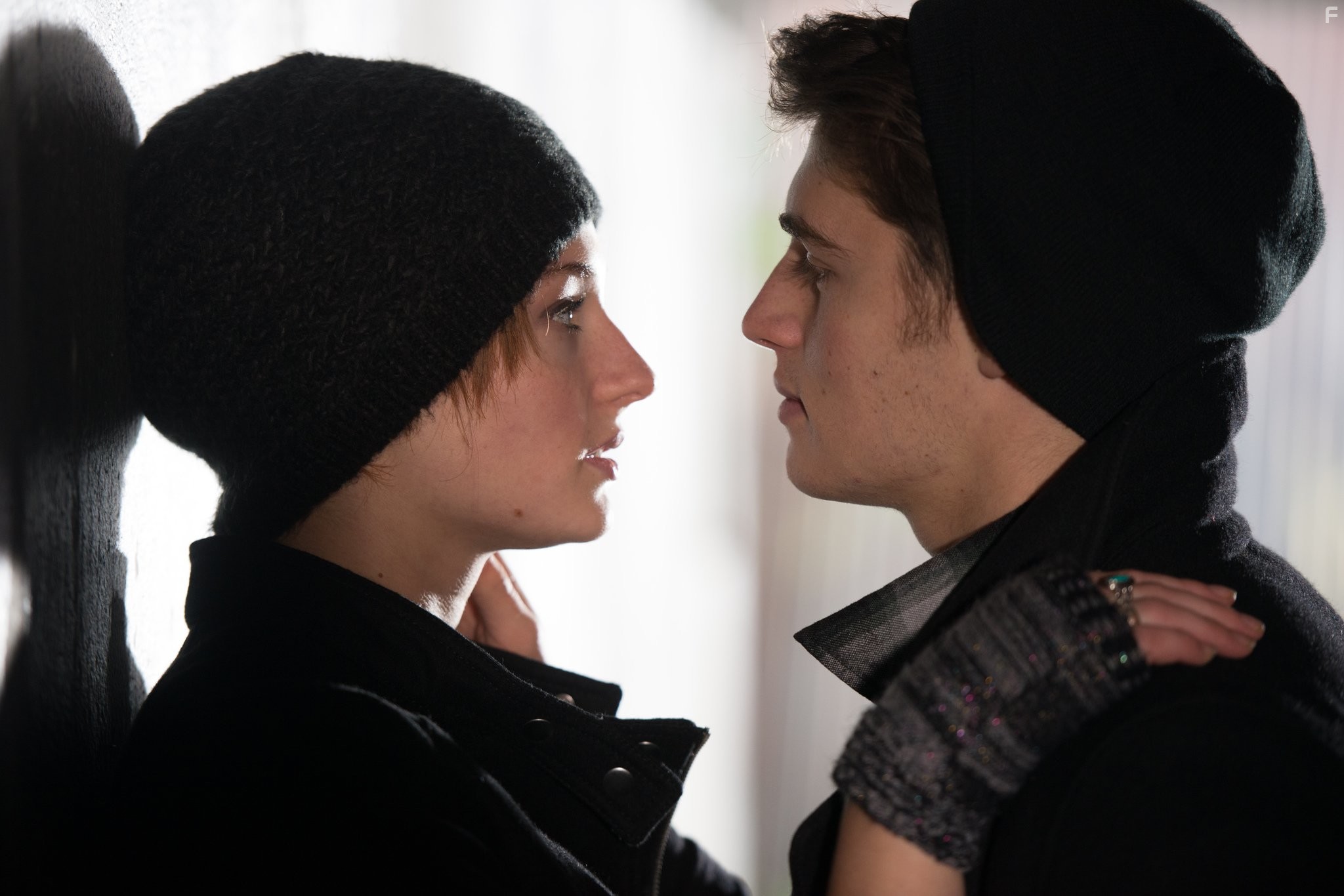 Gregg Sulkin and Sophie Turner in Глаза панды (2013)