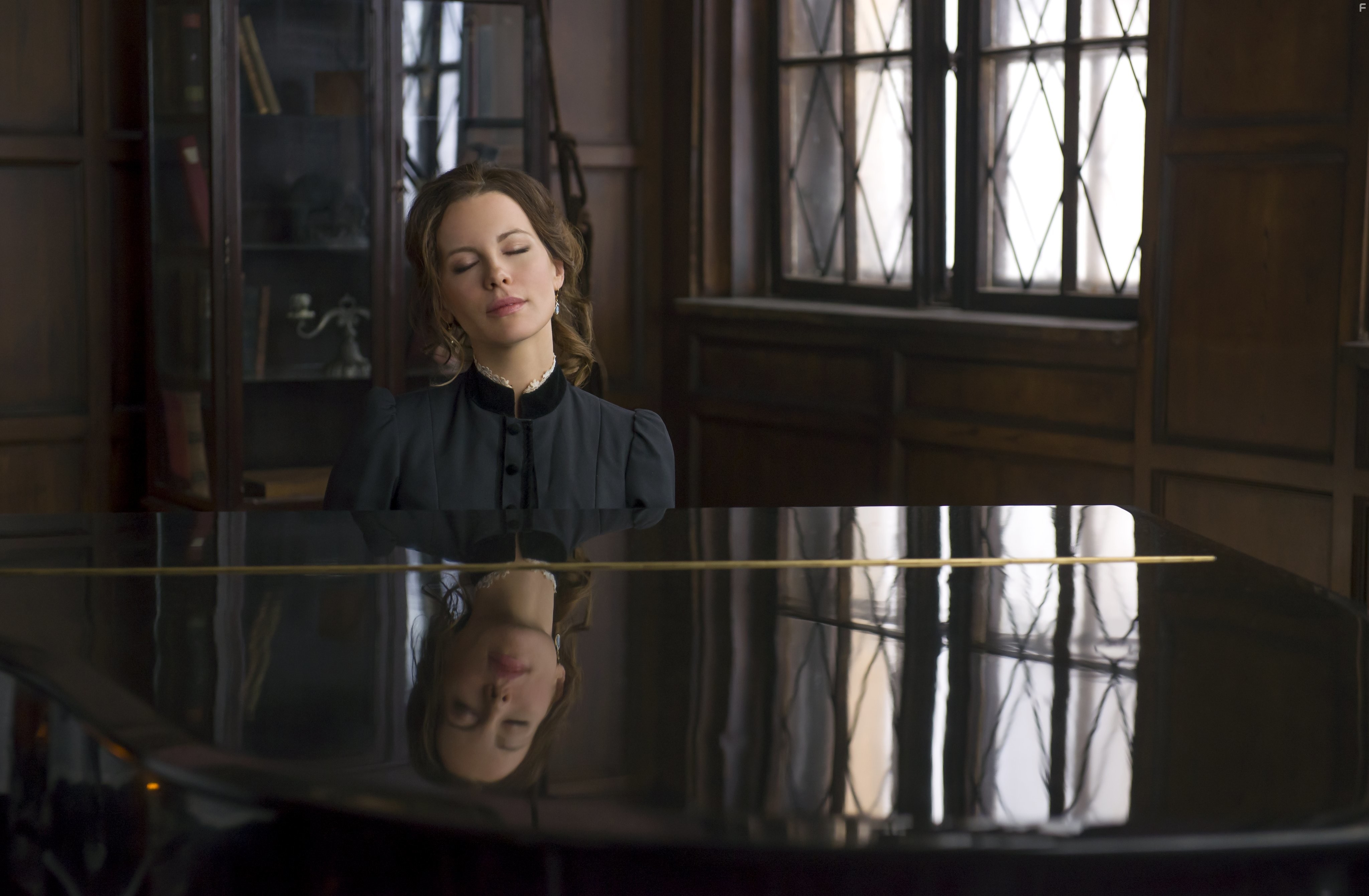 Kate Beckinsale in Обитель проклятых (2014)