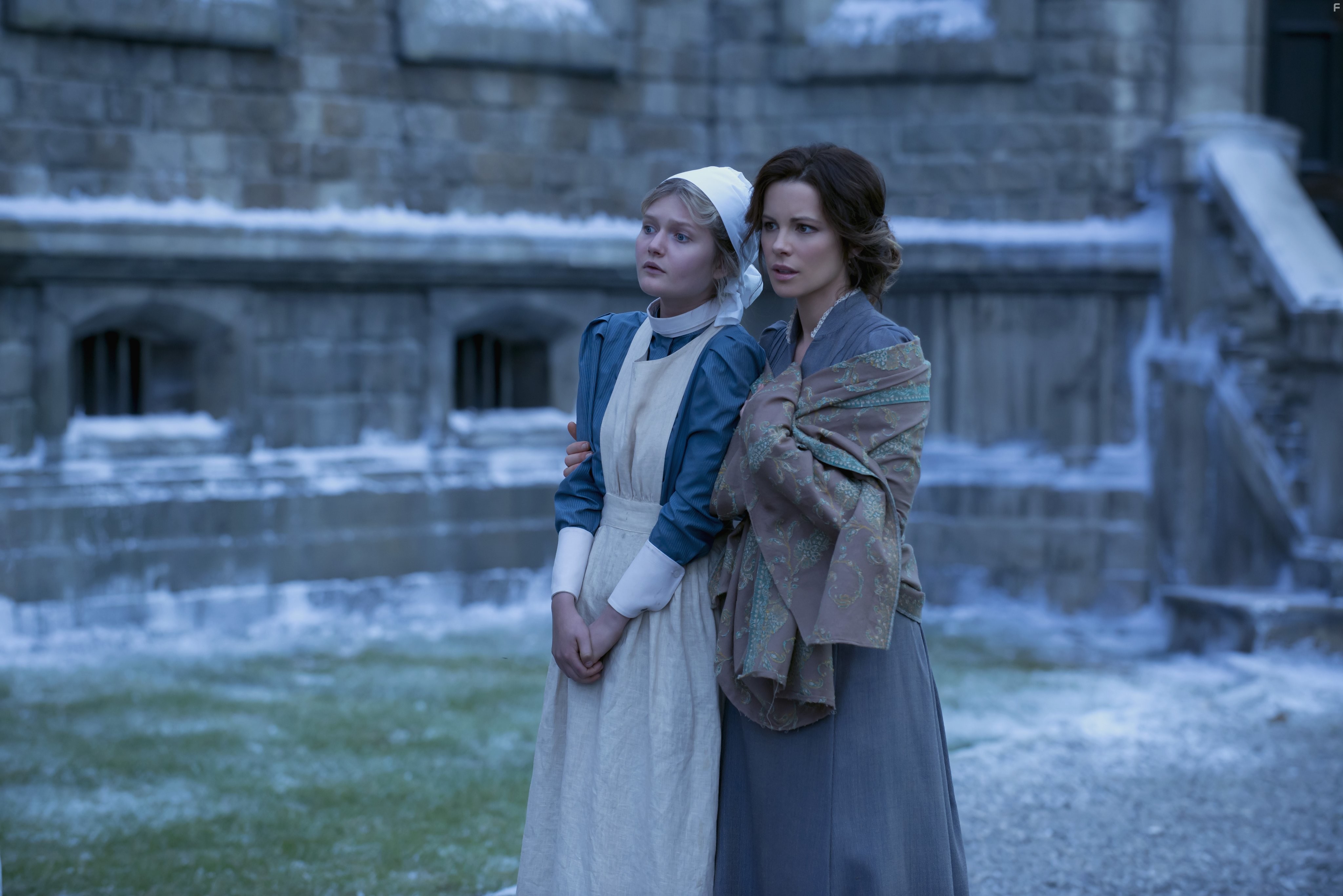 Kate Beckinsale and Sophie Kennedy Clark in Обитель проклятых (2014)