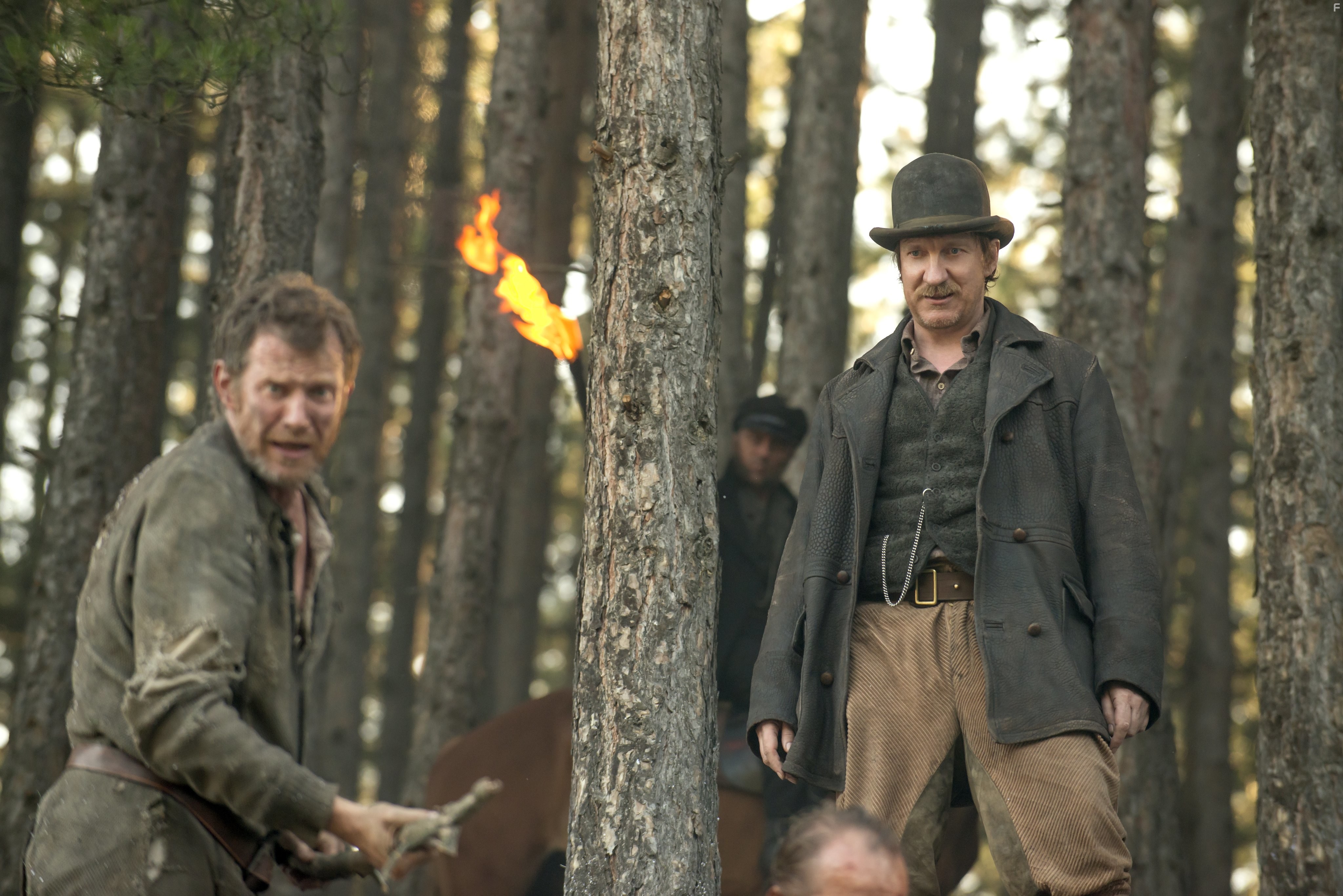 David Thewlis and Jason Flemyng in Обитель проклятых (2014)