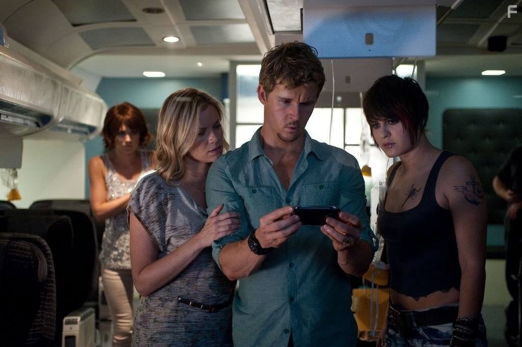 Amy Smart, Scout Taylor-Compton, Ryan Kwanten, and Nicky Whelan in 7500 (2014)