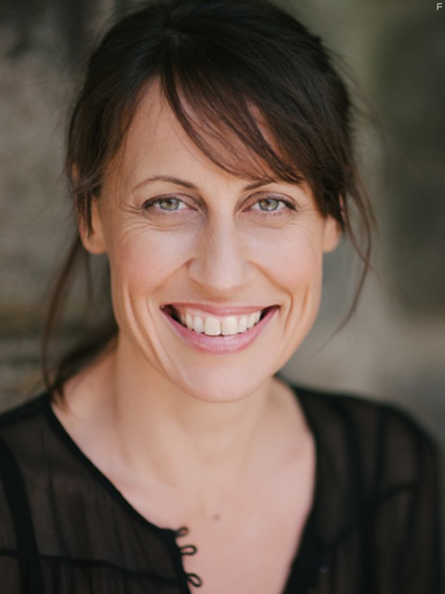 Kim Farrant in Чужая страна (2015)