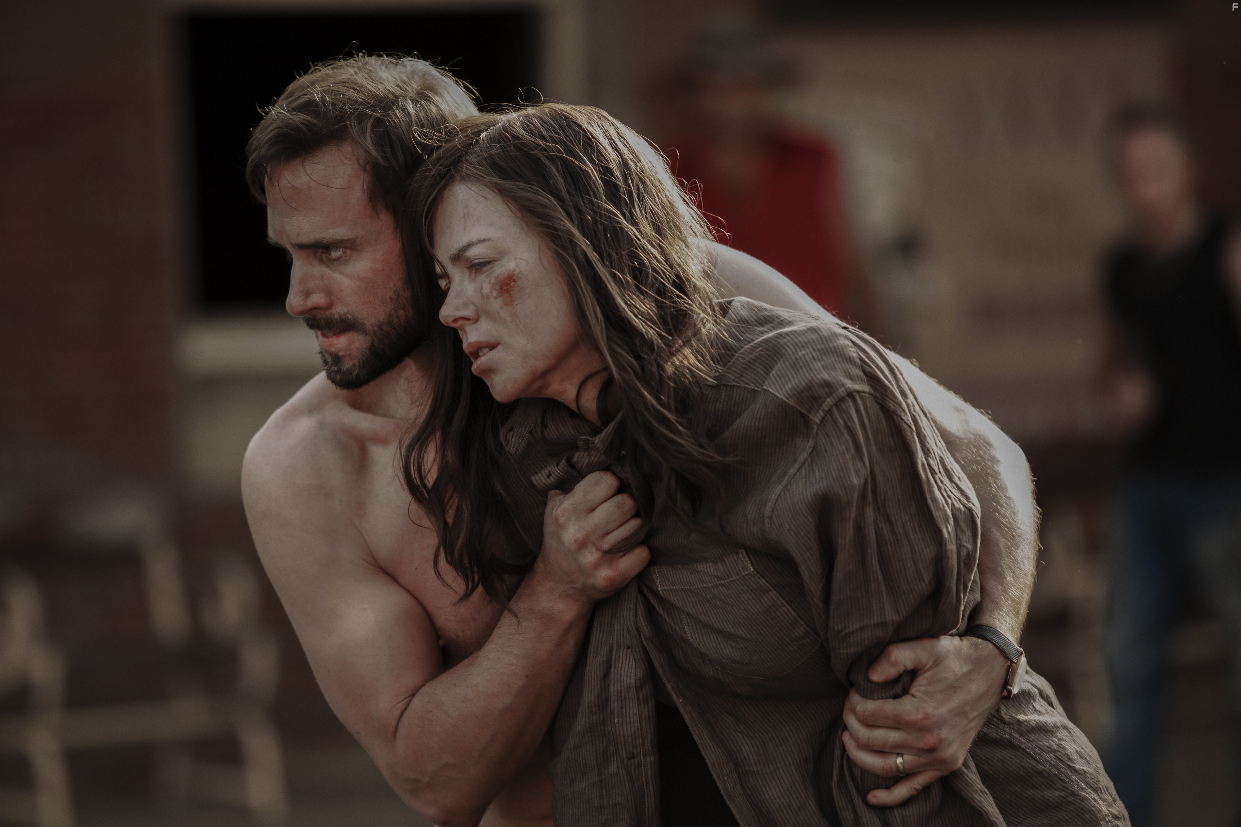 Nicole Kidman, Joseph Fiennes, and Hugo Weaving in Чужая страна (2015)