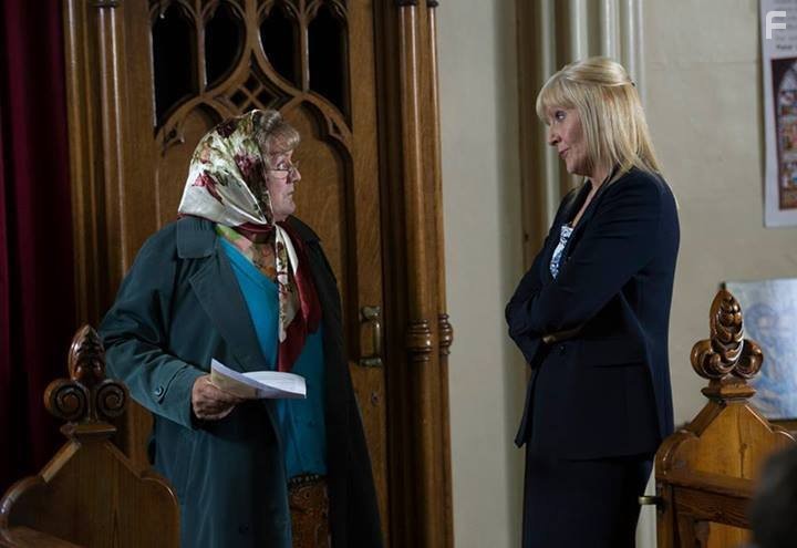 Jennifer Gibney and Brendan O'Carroll in Мальчики миссис Браун (2014)