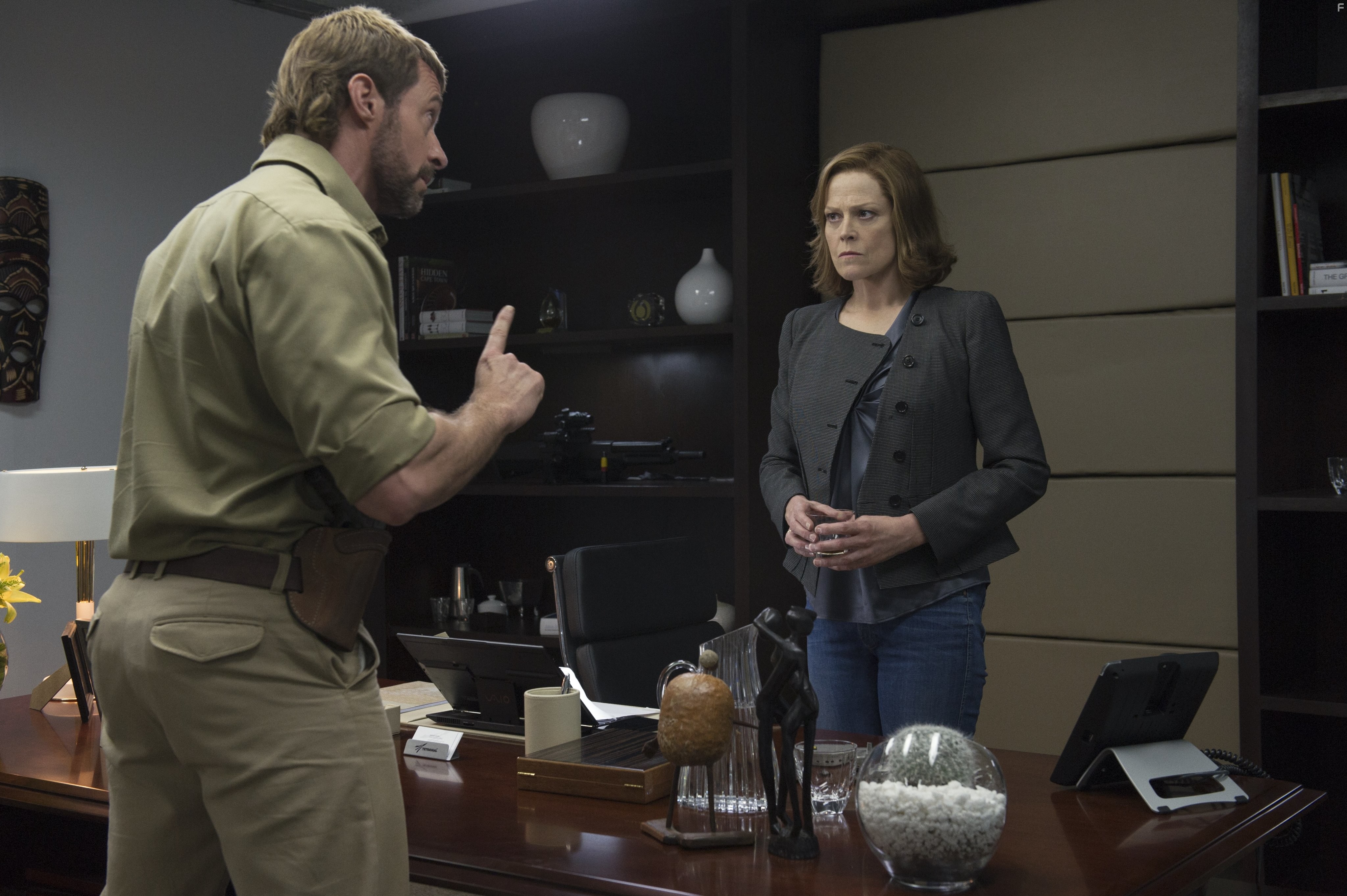 Sigourney Weaver and Hugh Jackman in Робот по имени Чаппи (2015)