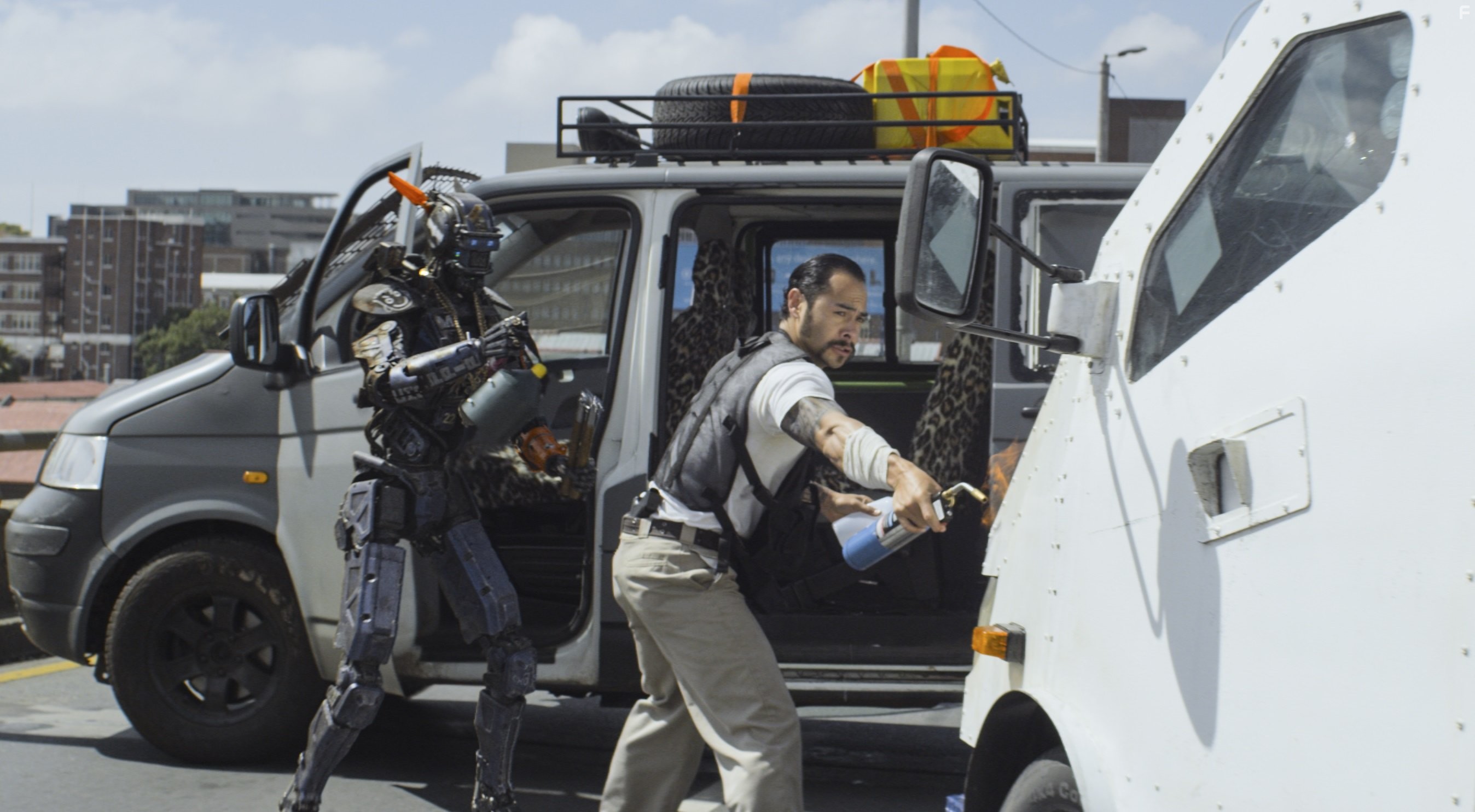 Jose Pablo Cantillo and Sharlto Copley in Робот по имени Чаппи (2015)