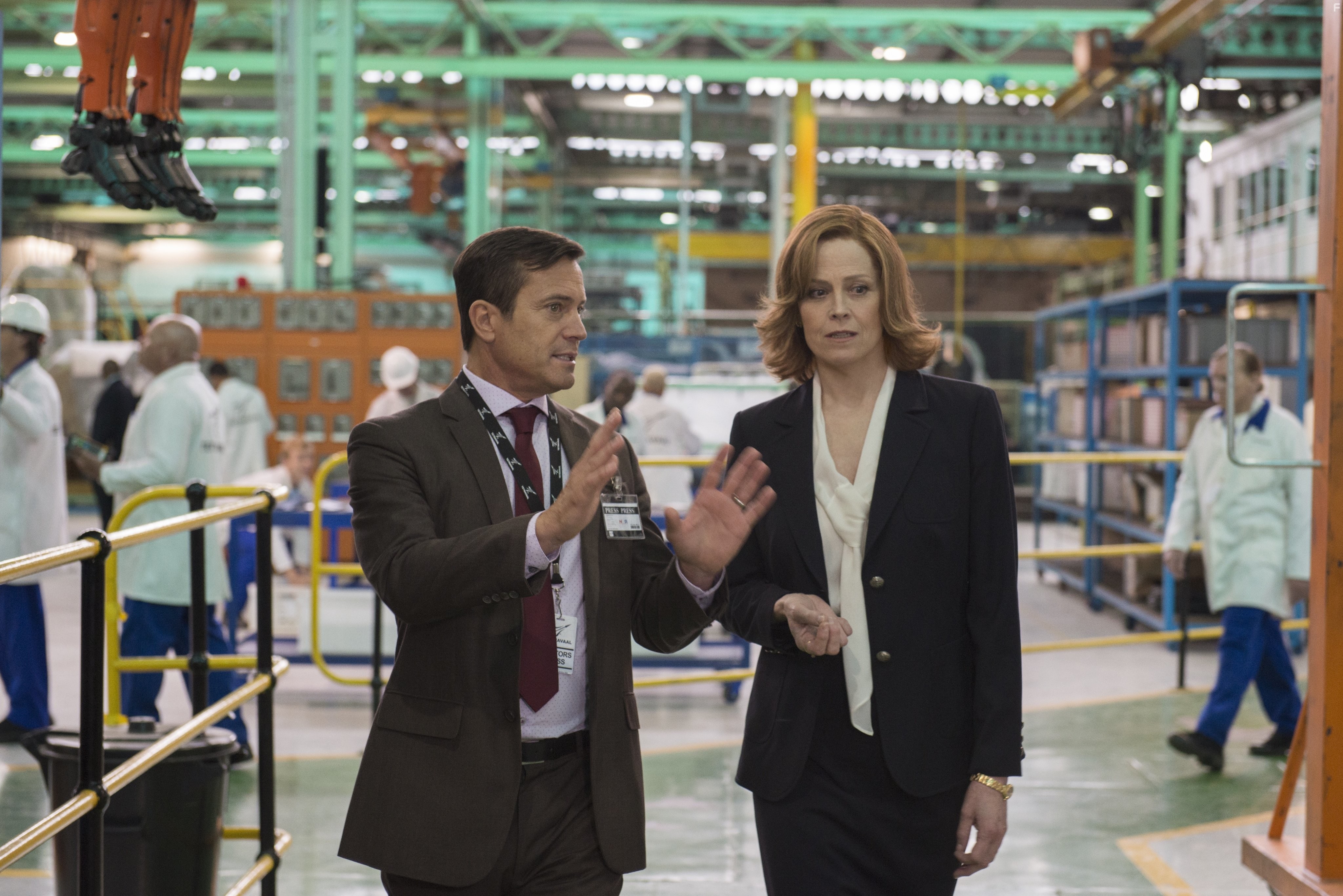 Sigourney Weaver and Kevin Otto in Робот по имени Чаппи (2015)