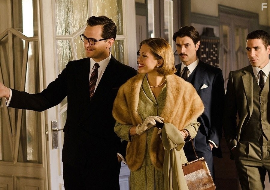 Asier Etxeandia, Miguel ?ngel Silvestre, and Javier Rey in Velvet (2013)