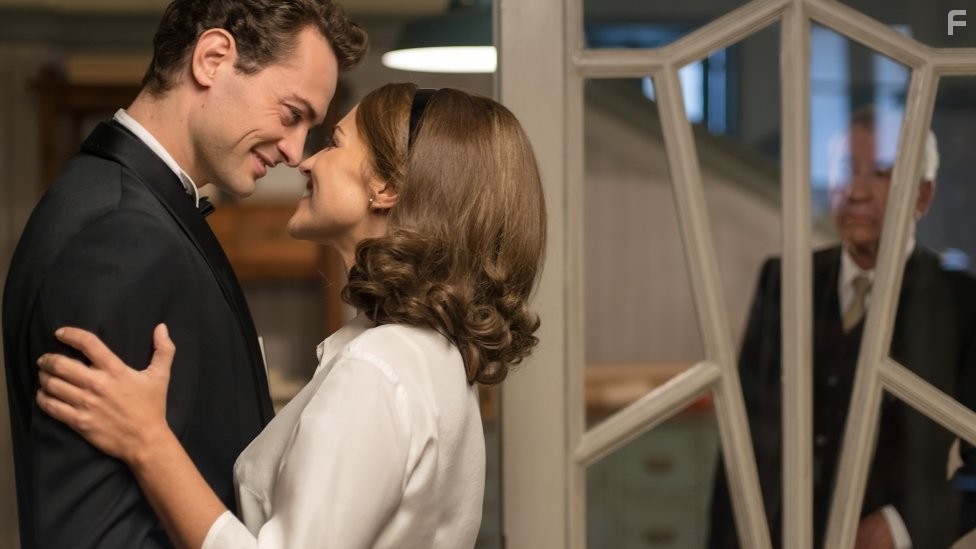 Jos? Sacrist?n, Paula Echevarr?a, and Peter Vives in Velvet (2013)