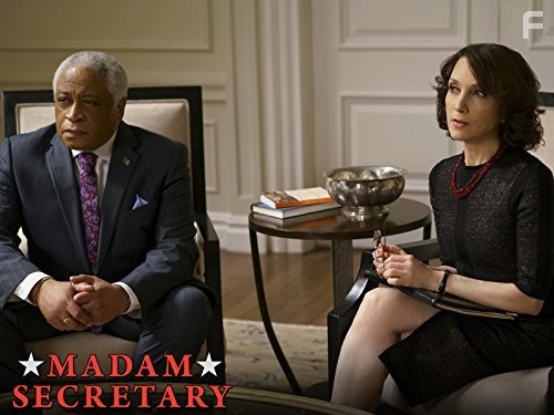 Bebe Neuwirth and Ron Canada in Государственный секретарь (2014)
