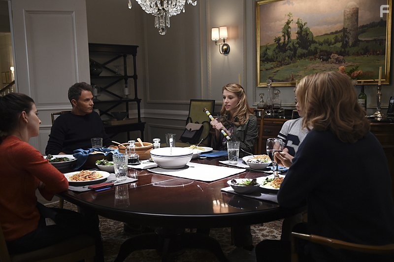 T?a Leoni, Tim Daly, Kathrine Herzer, Evan Roe, and Wallis Currie-Wood in Государственный секретарь (2014)