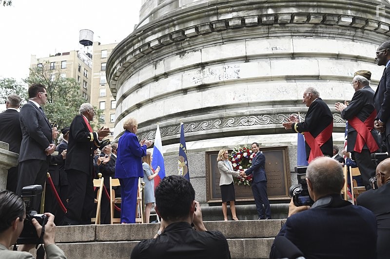 T?a Leoni and Yorgo Constantine in Государственный секретарь (2014)