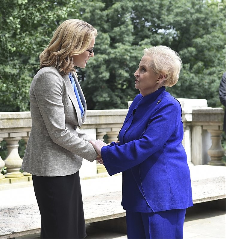 T?a Leoni and Madeleine Albright in Государственный секретарь (2014)