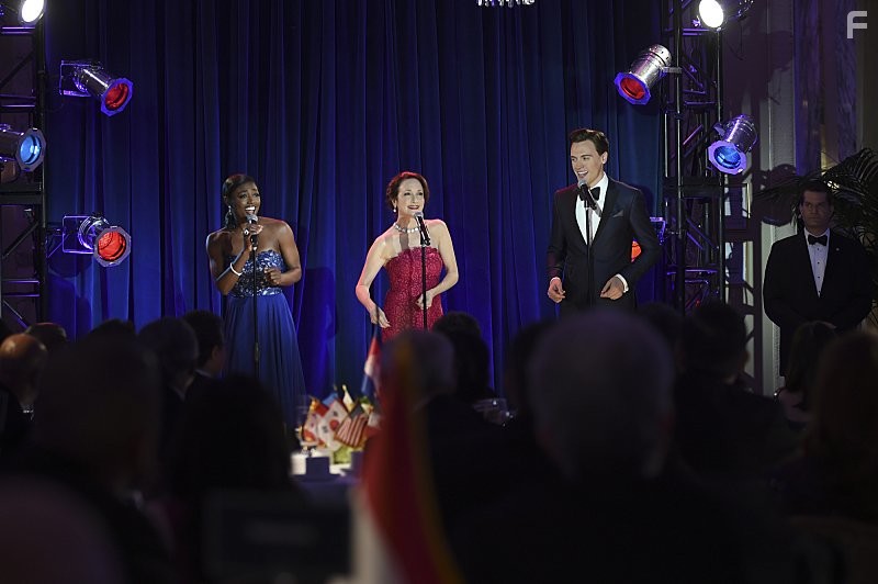 Bebe Neuwirth, Patina Miller, and Erich Bergen in Государственный секретарь (2014)