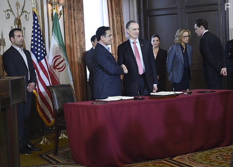 T?a Leoni, Keith Carradine, and Erich Bergen in Государственный секретарь (2014)