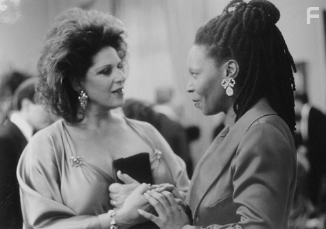Whoopi Goldberg and Lainie Kazan in Компаньон (1996)