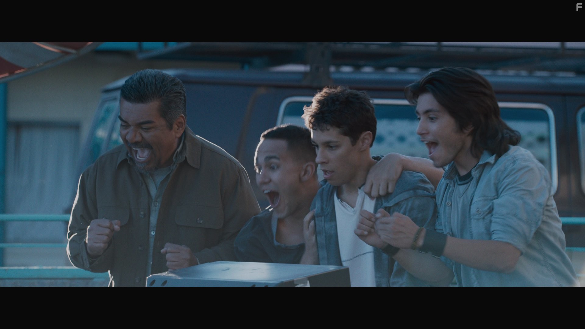 George Lopez, Jos? Juli?n, Carlos PenaVega, and David Del Rio in Жизнь робота (2015)