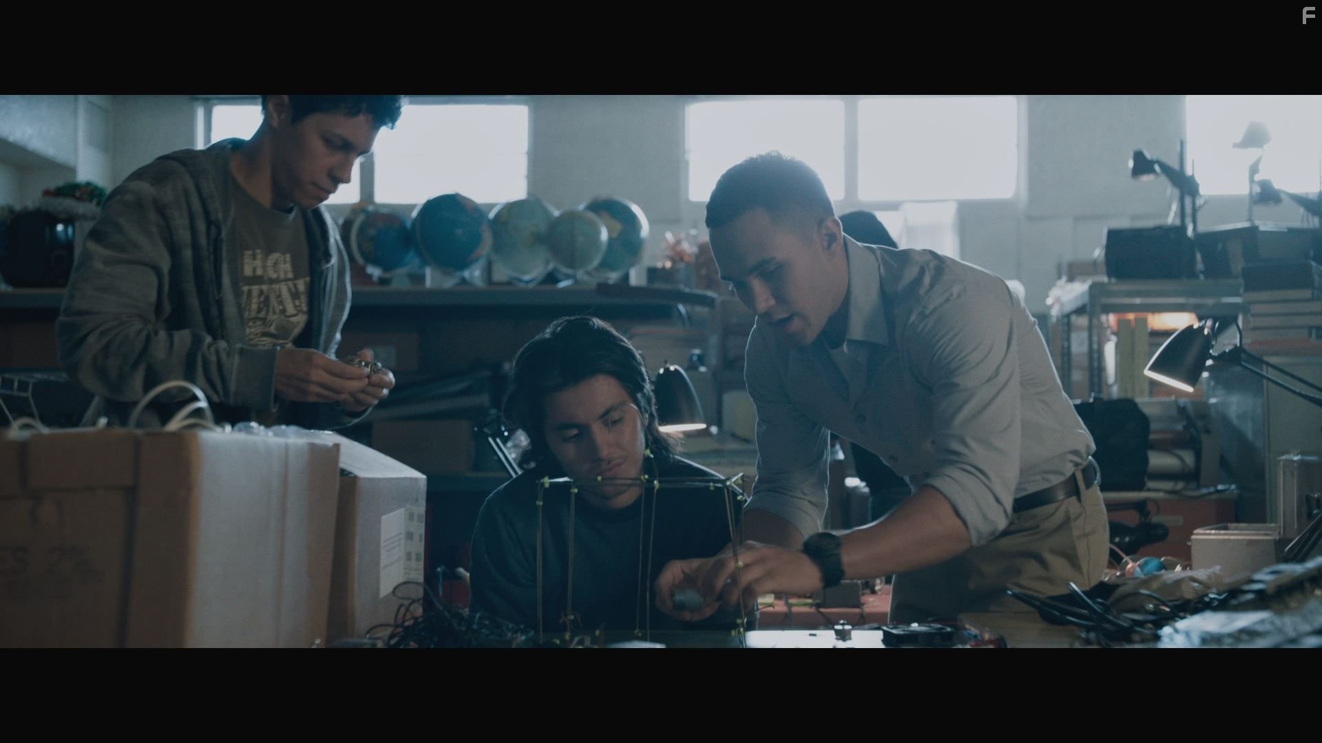 Jos? Juli?n and Carlos PenaVega in Жизнь робота (2015)