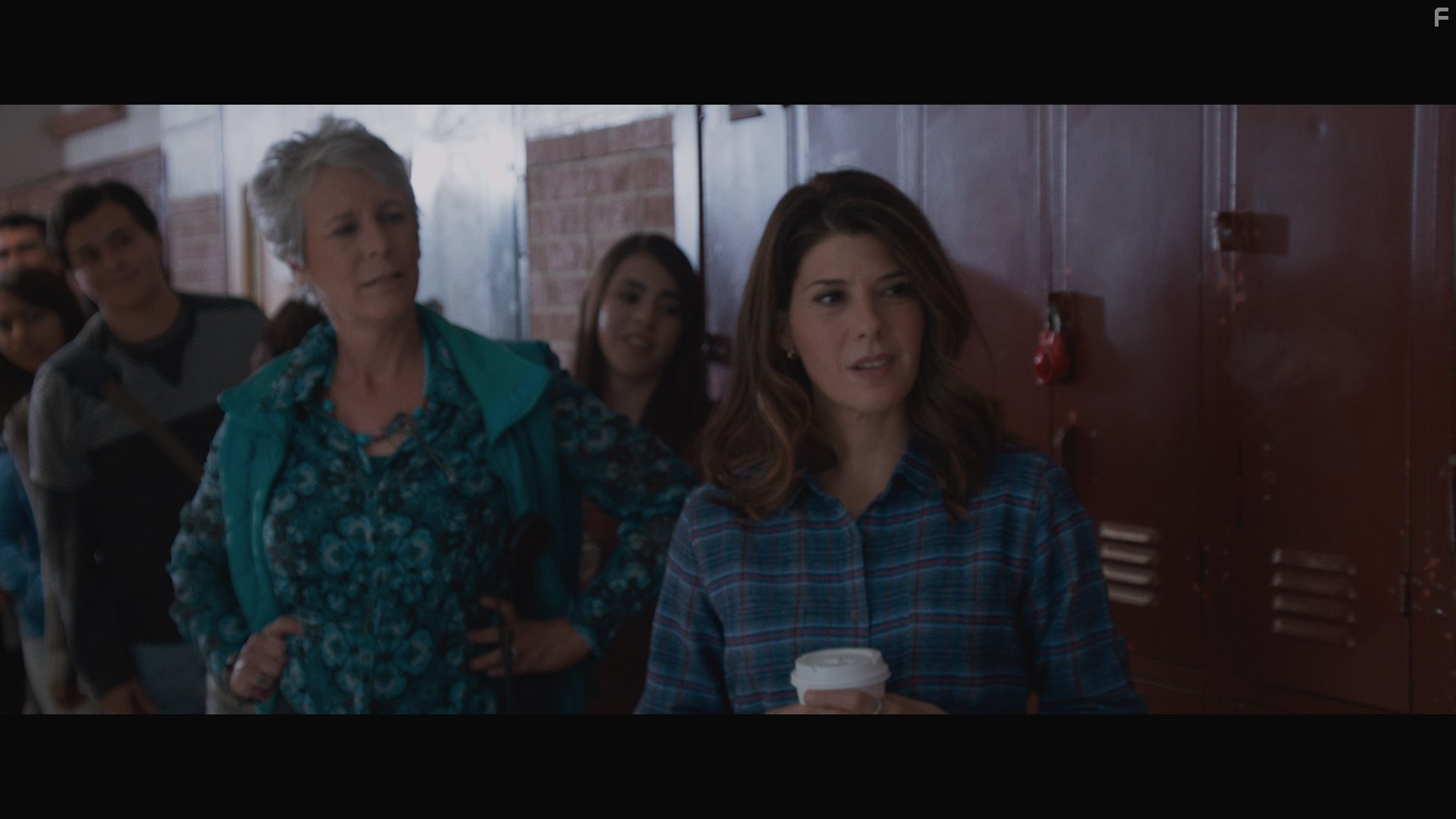 Jamie Lee Curtis and Marisa Tomei in Жизнь робота (2015)