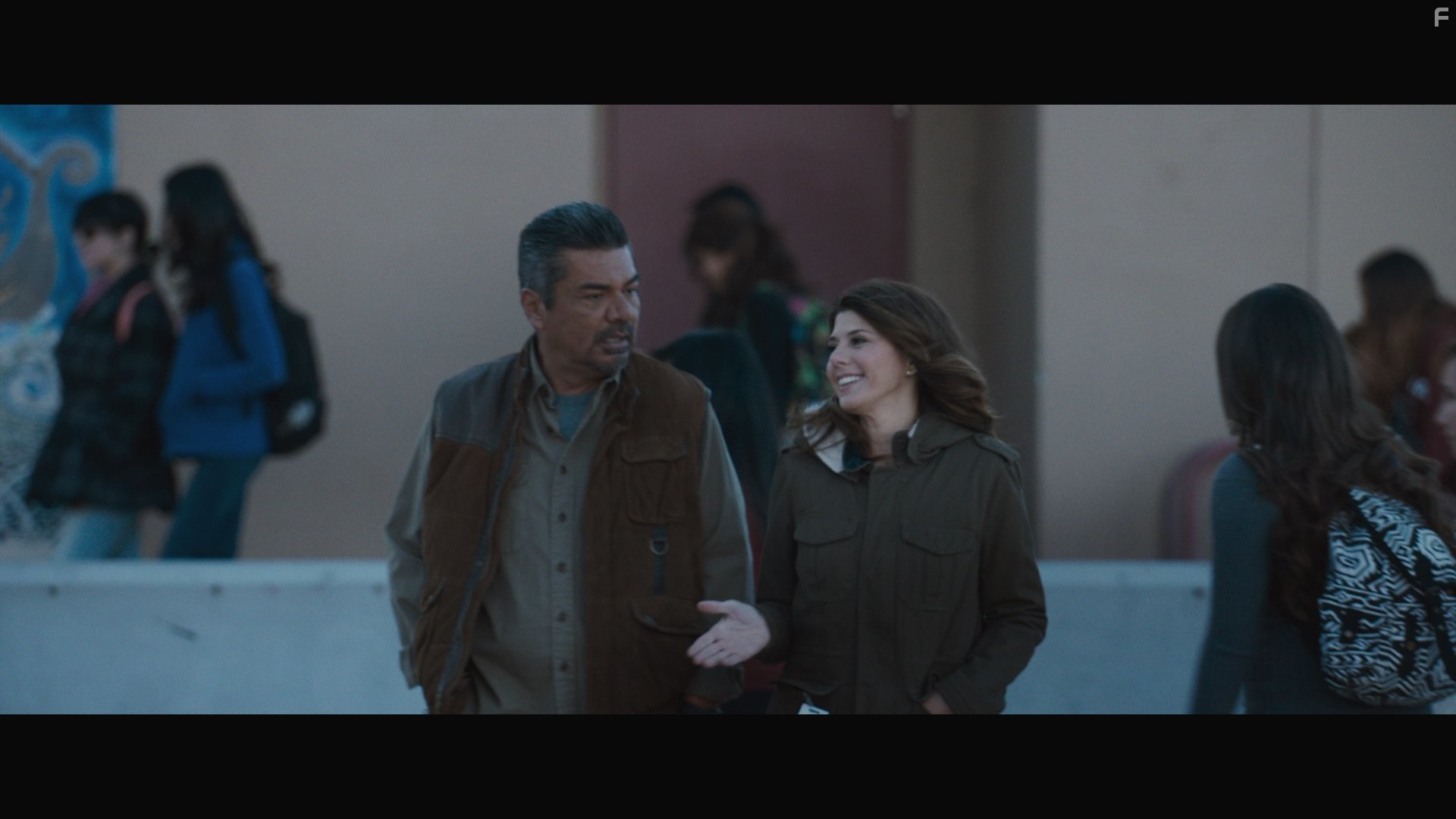 Marisa Tomei and George Lopez in Жизнь робота (2015)
