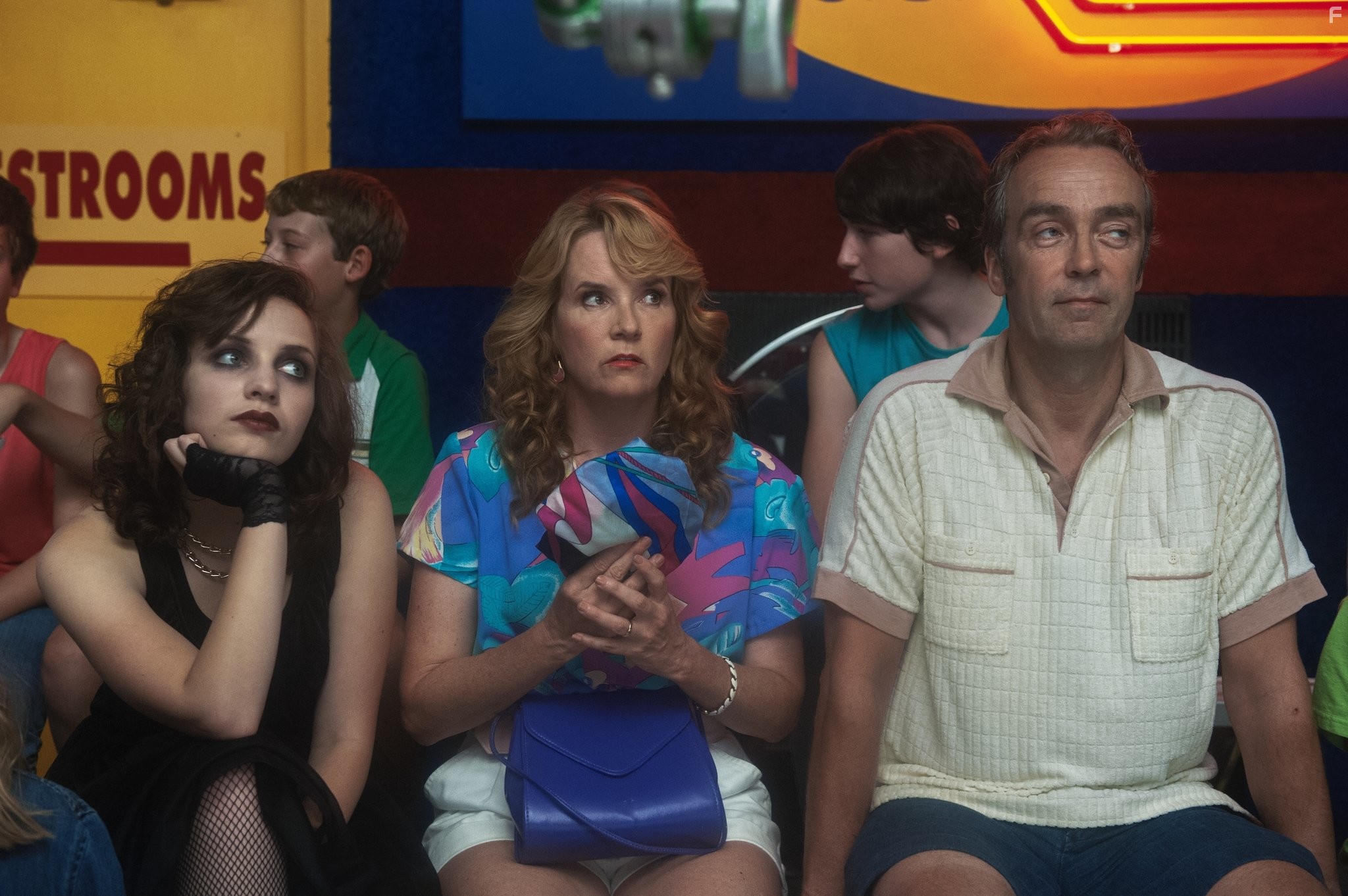 Lea Thompson and John Hannah in Моё лето пинг-понга (2014)