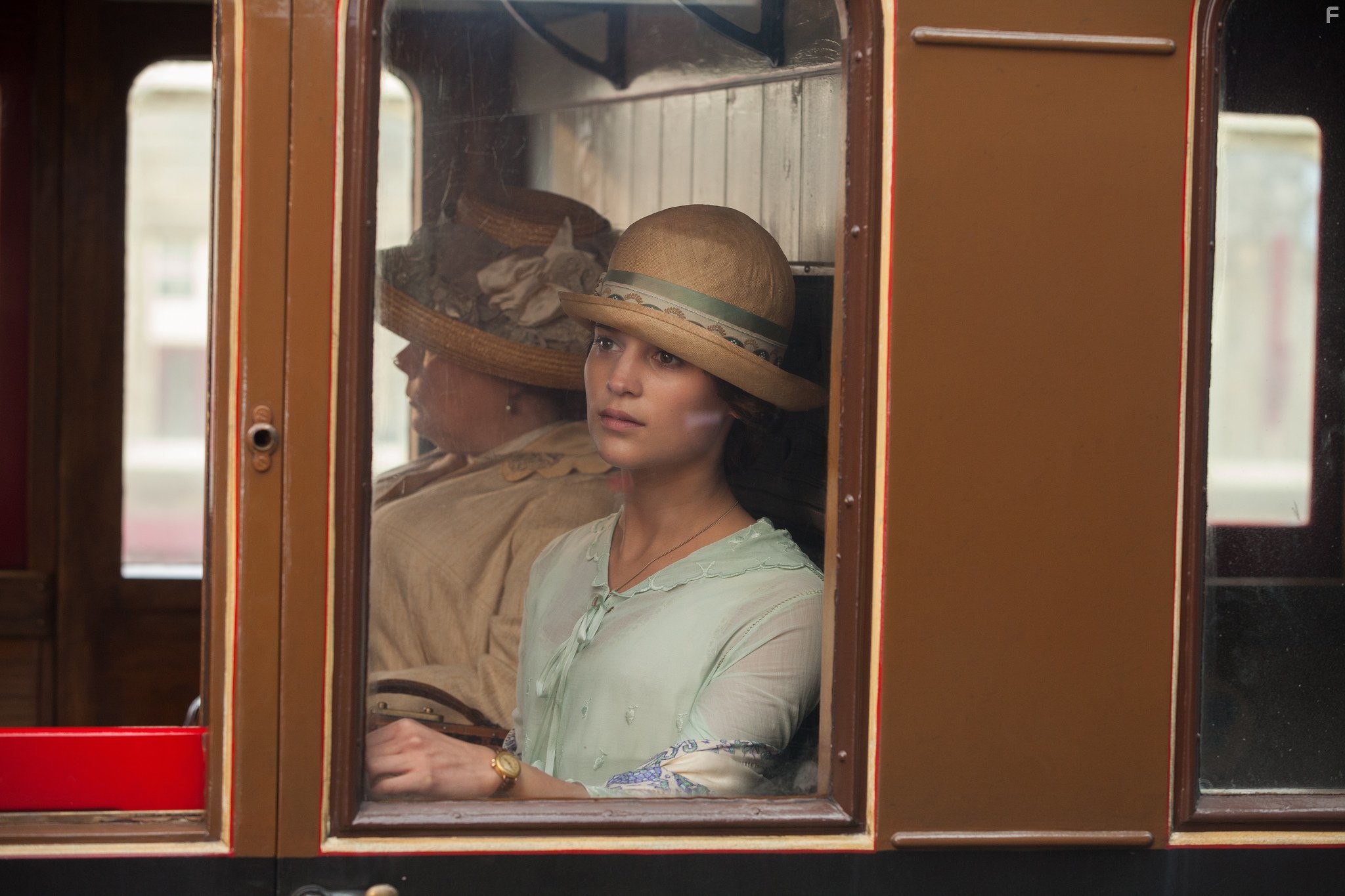 Joanna Scanlan and Alicia Vikander in Заветы юности (2014)