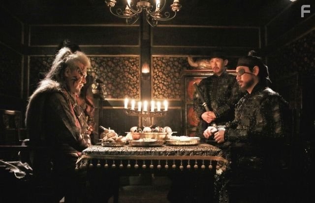 Tae-woo Kim and Kyeong-yeong Lee in Hae-jeok: Ba-da-ro gan san-jeok (2014)