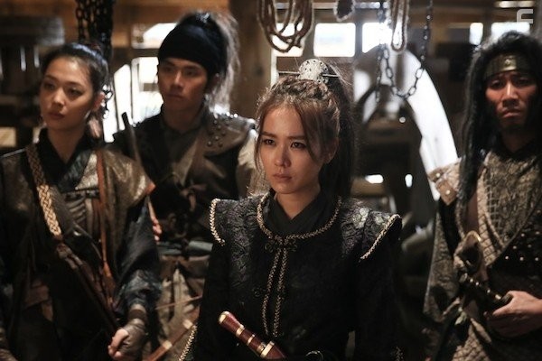 Ye-jin Son, Sulli Choi, Jeong-geun Sin, and Yi-Kyeong Lee in Hae-jeok: Ba-da-ro gan san-jeok (2014)