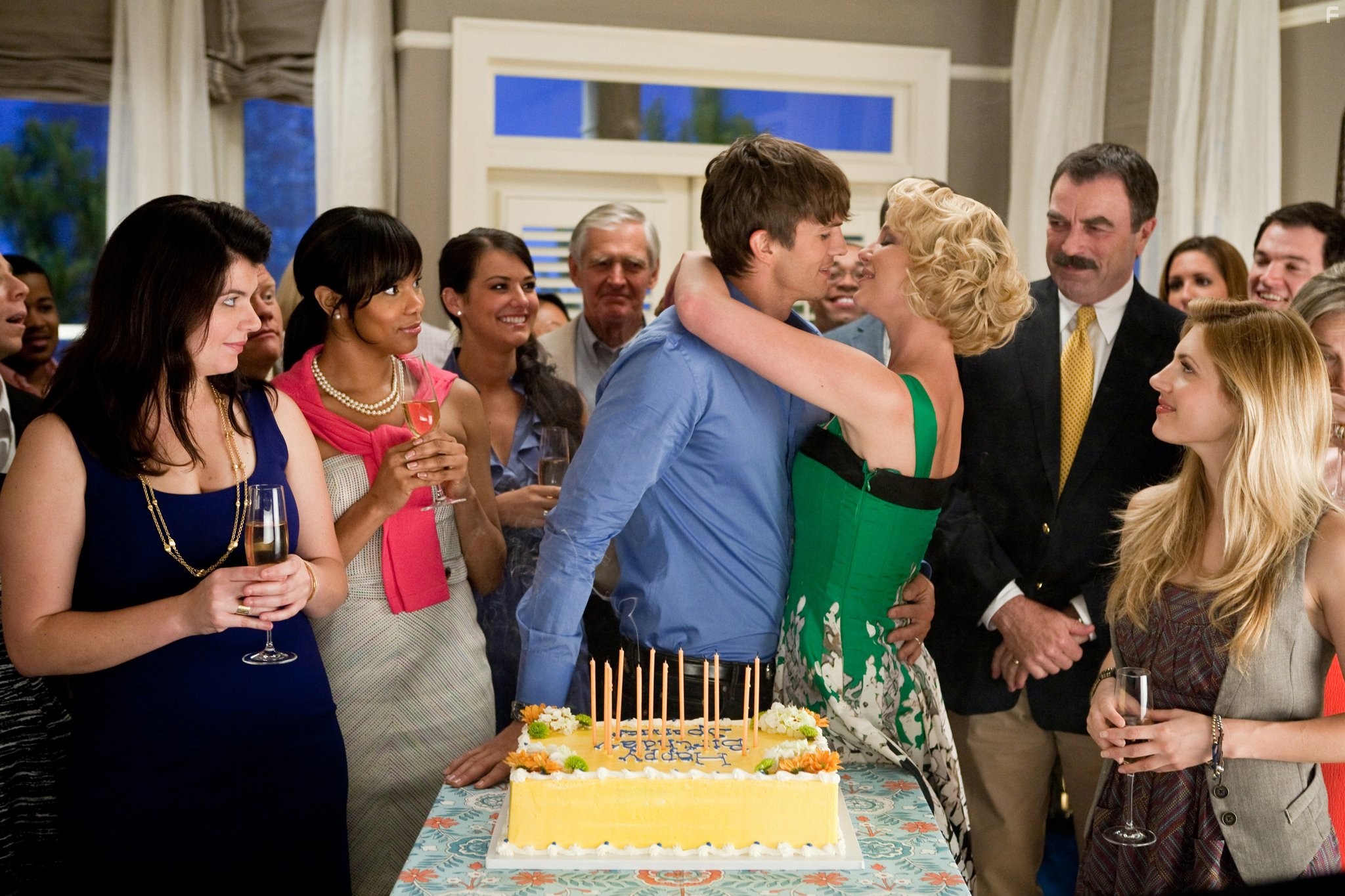 Tom Selleck, Katherine Heigl, Ashton Kutcher, Letoya Luckett, Katheryn Winnick, and Casey Wilson in Киллеры (2010)