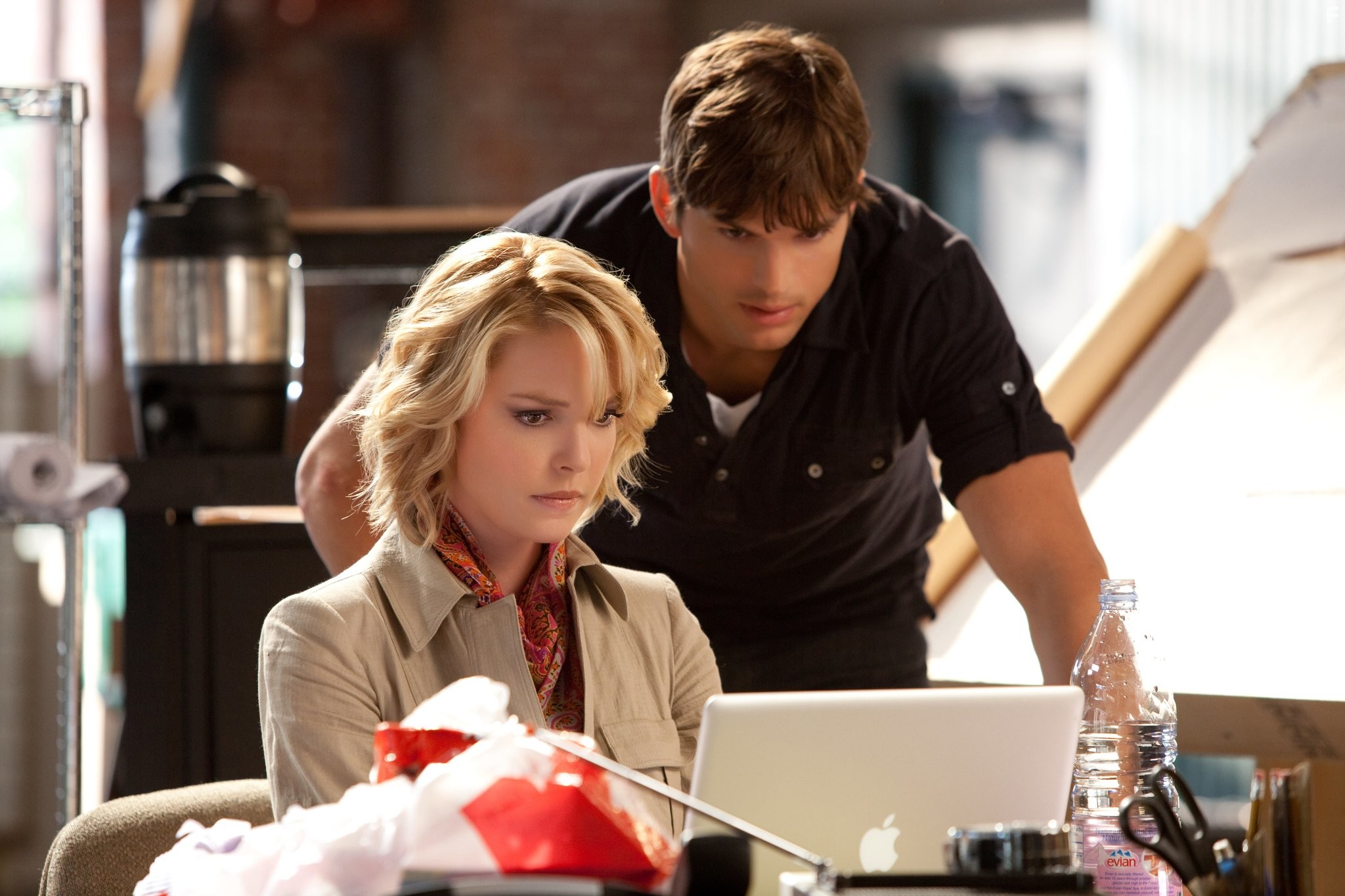Katherine Heigl and Ashton Kutcher in Киллеры (2010)