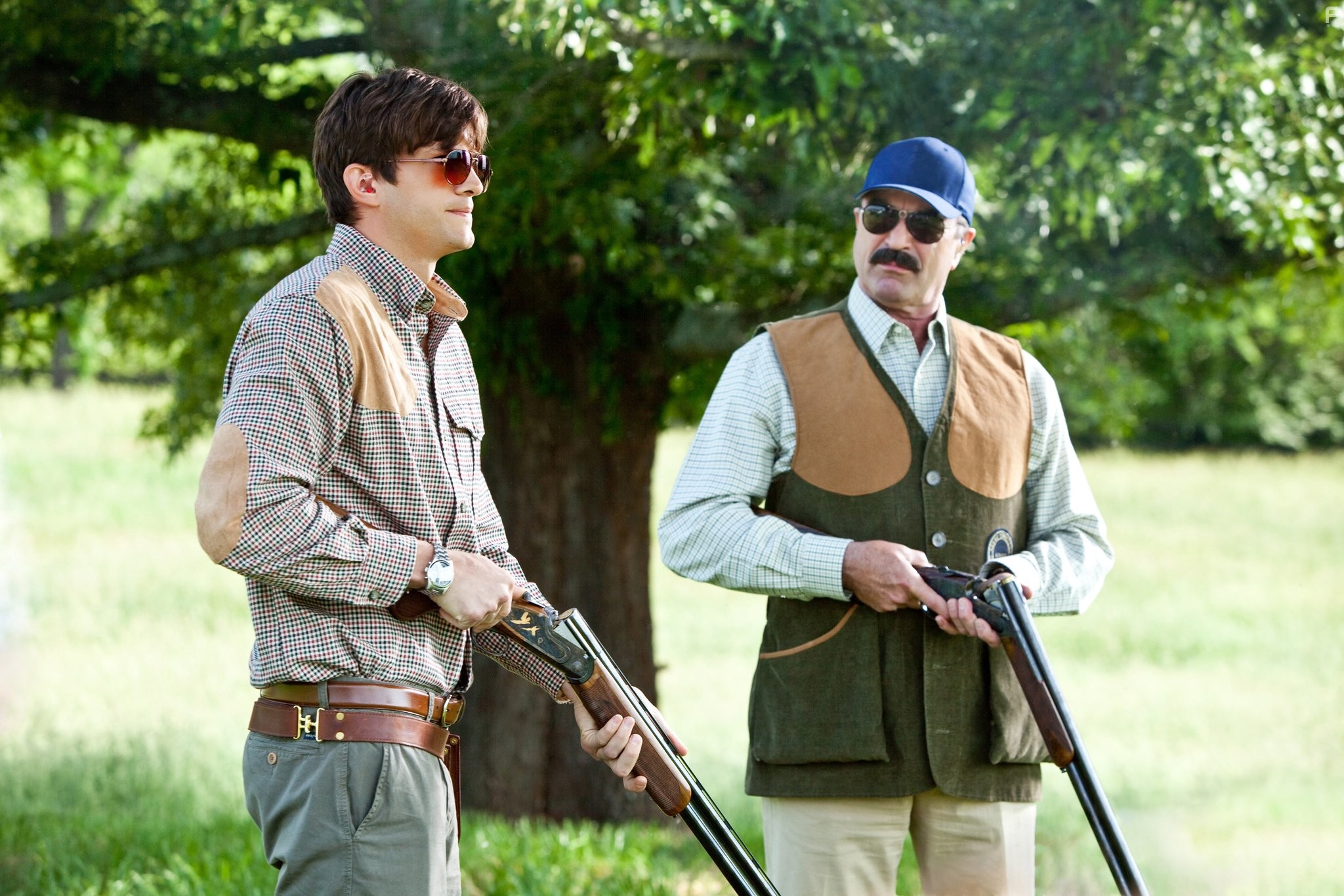 Tom Selleck and Ashton Kutcher in Киллеры (2010)