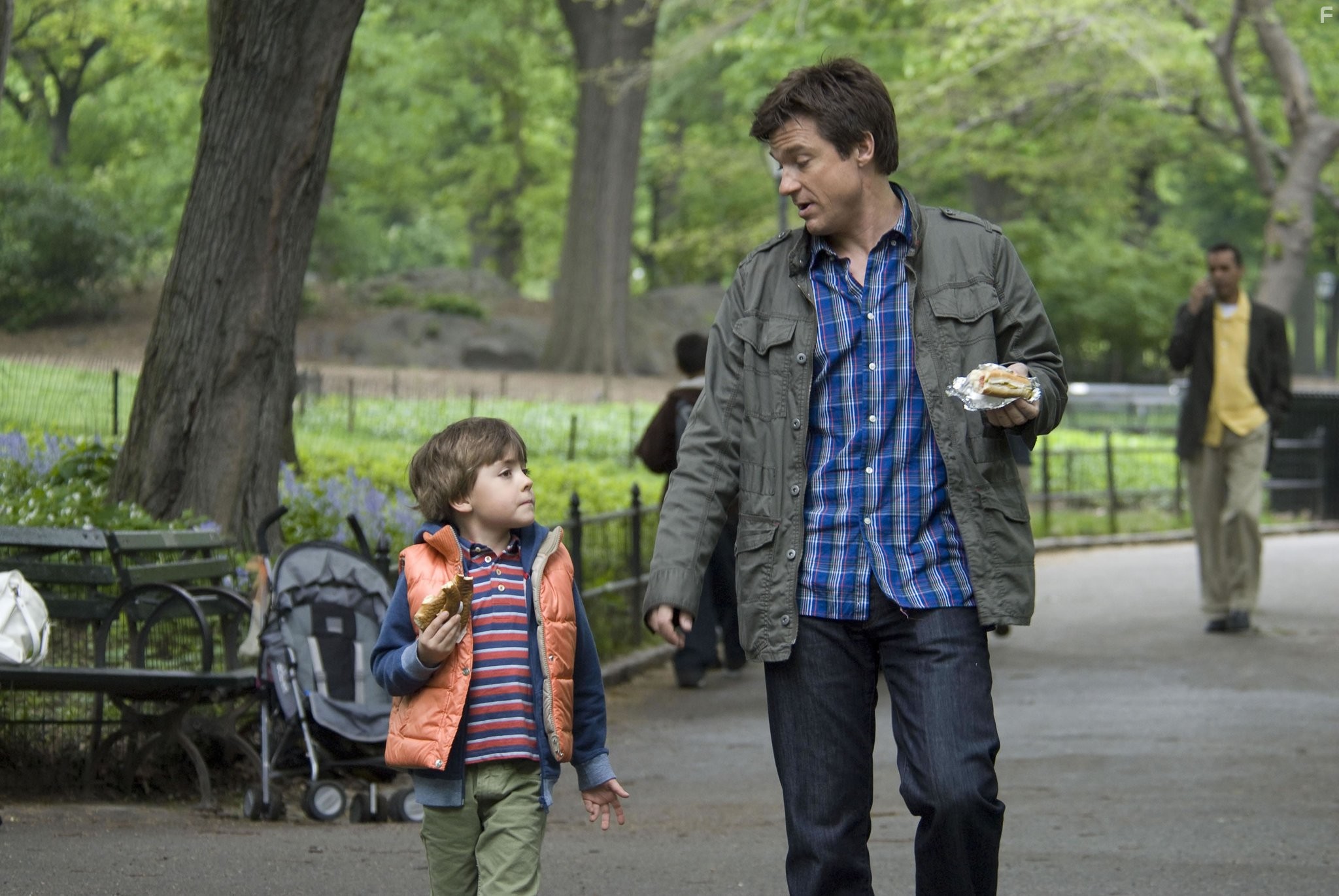 Jason Bateman and Thomas Robinson in Больше чем друг (2010)
