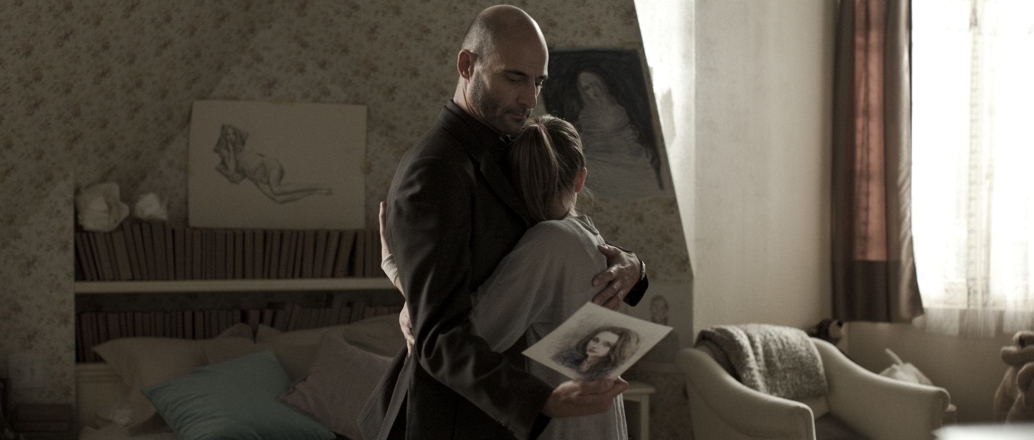Mark Strong in Экстрасенс 2: Лабиринты разума (2013)