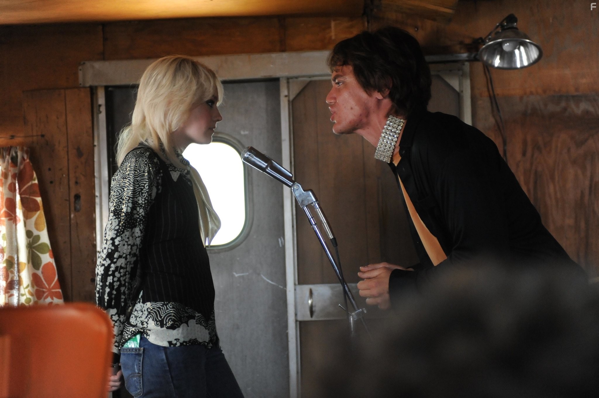 Dakota Fanning and Michael Shannon in Ранэвэйс (2010)