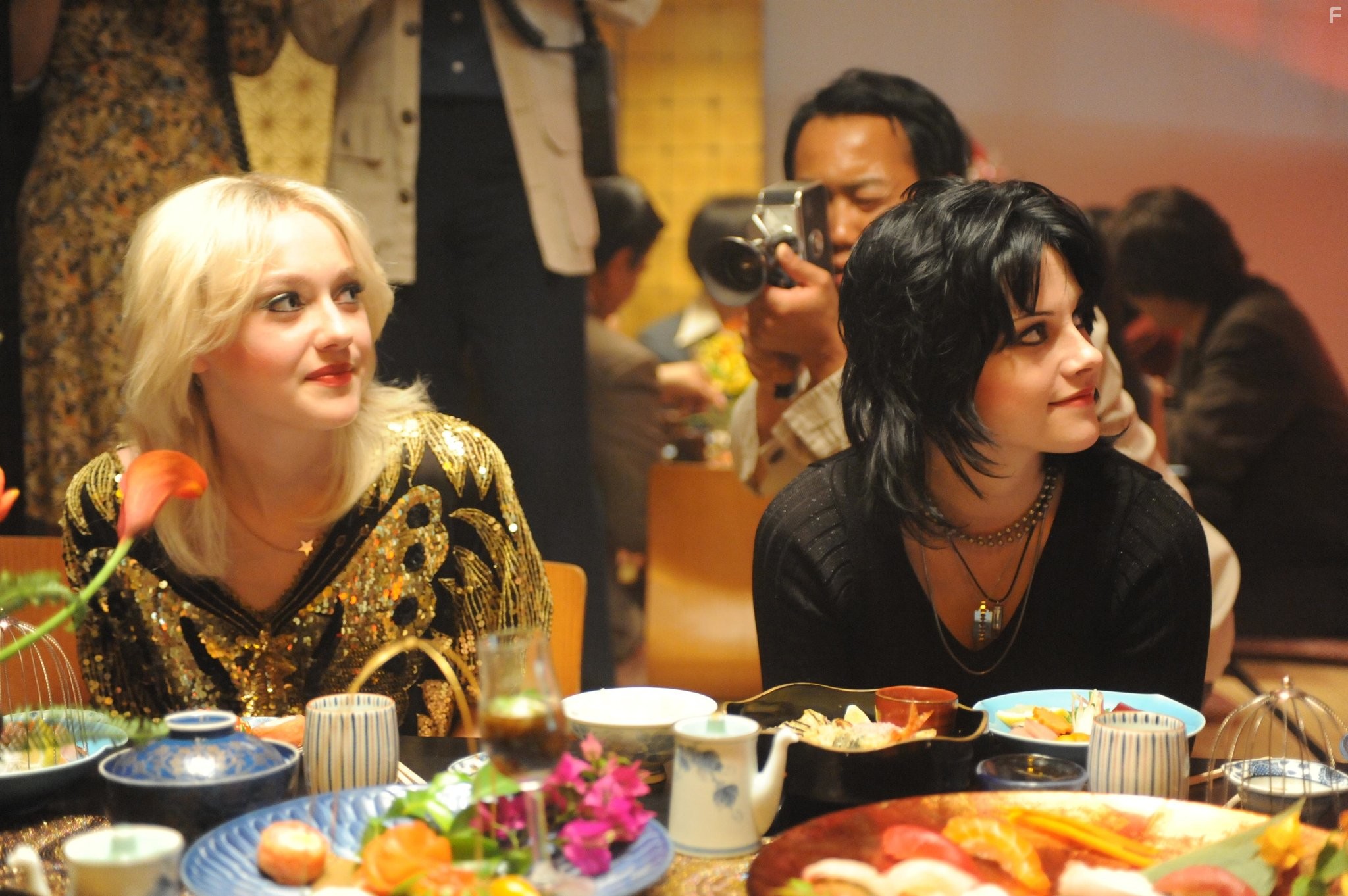 Dakota Fanning and Kristen Stewart in Ранэвэйс (2010)