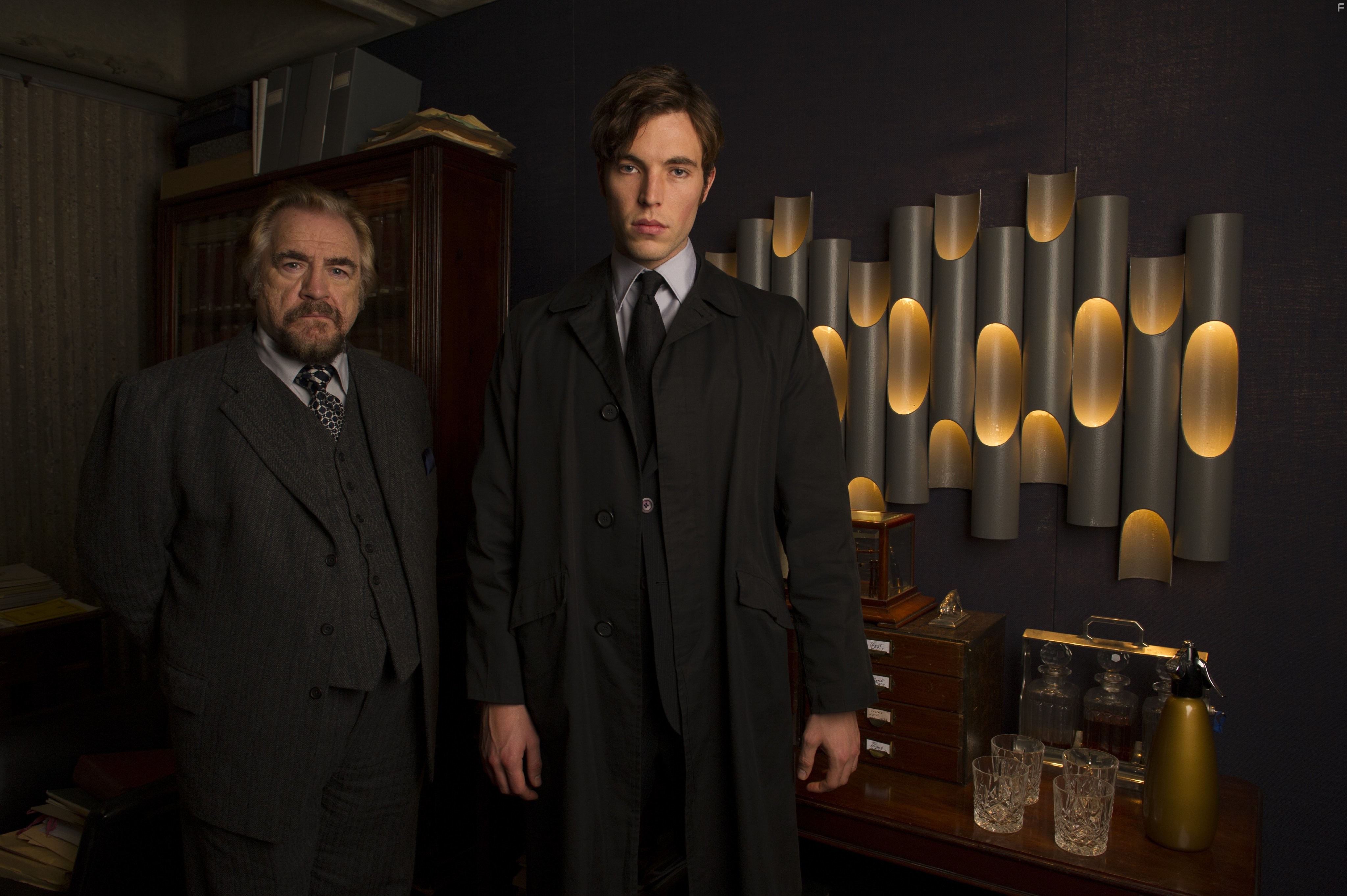 Brian Cox and Tom Hughes in Игра (2014)