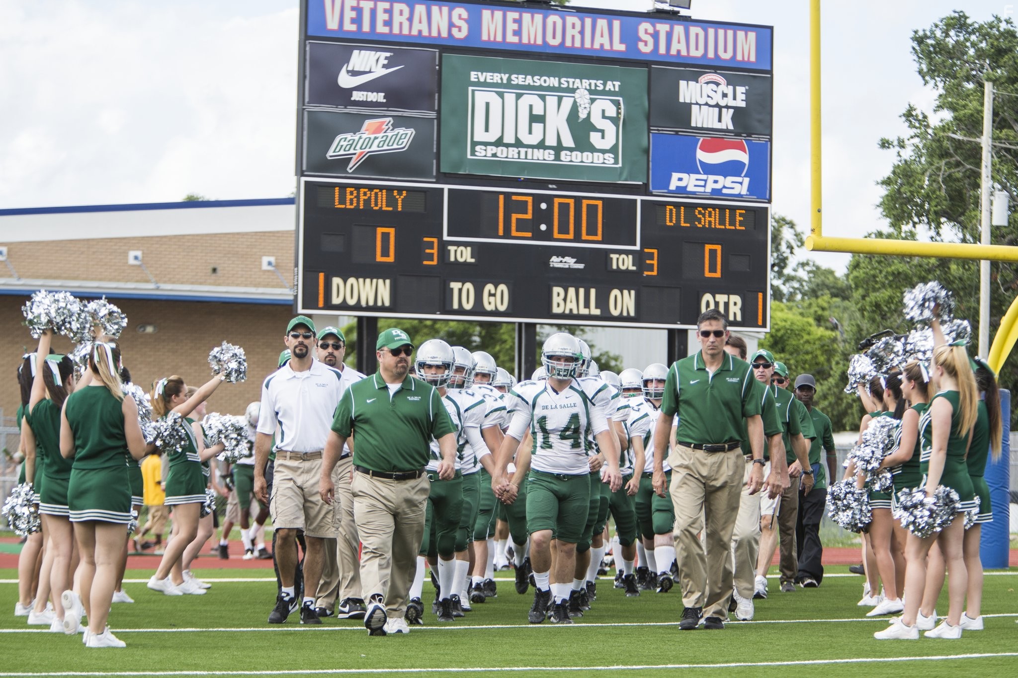 Jim Caviezel and Michael Chiklis in Игра на высоте (2014)